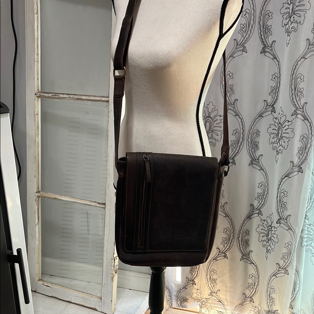 Women’s-NWOT-Woodland Leathers- Brown Leather Messenger Bag w/Adjustable Strap